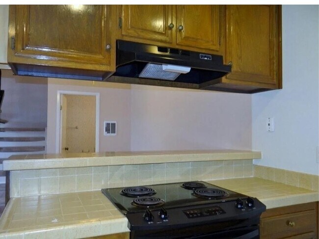 Building Photo - 3 BR Townhouse Located on UCSD Bus Line w/...