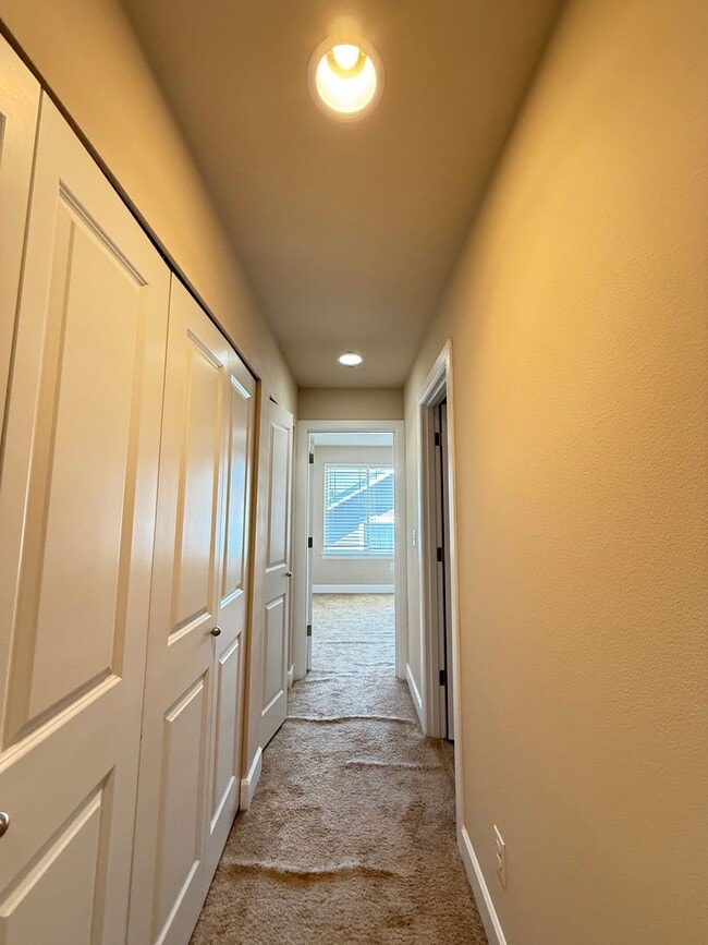 Building Photo - New! 3BD/2.5BTH Modern Townhouse in Greekb...