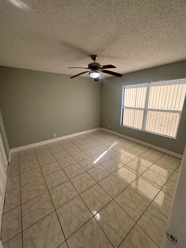 Building Photo - 1475 Lake Crystal Dr