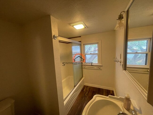 Building Photo - Charming Country home. 2 bed 1 bath