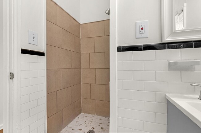 Building Photo - 611 Maude Ave