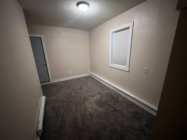 Building Photo - 4 Bedroom 2 Bath on Campus