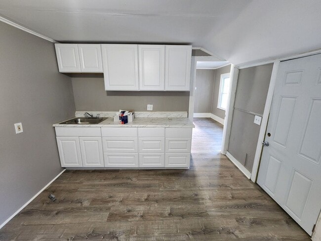 Building Photo - 2 Bedroom Single Family Home!