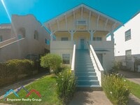 Building Photo - 3 bed 2 bath Apartment in the Fruitvale District of Oakland