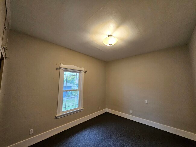 Building Photo - 1301 N Rainier Ave