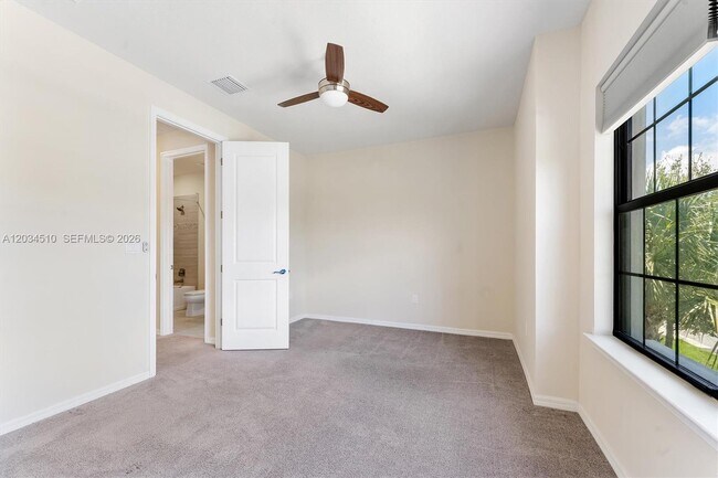 Building Photo - 2485 Primrose Pl