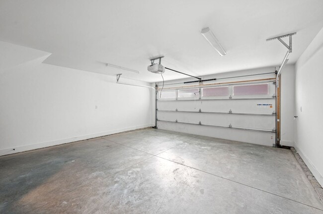 Building Photo - Stunning 3BE/3.5BA brownstone in the heart of historic Germantown!