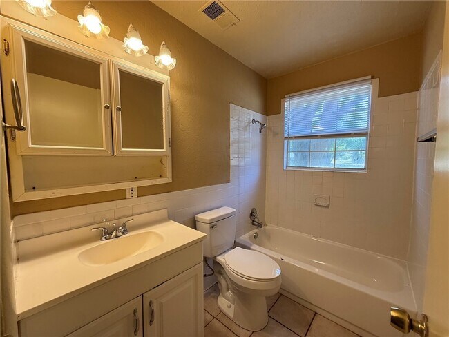 Building Photo - 2208 Sycamore Pl