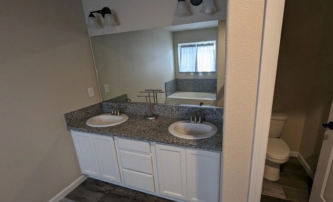 Building Photo - Now Available 3 bedroom| 2 baths 1597sqft home in Fallon! Must See!