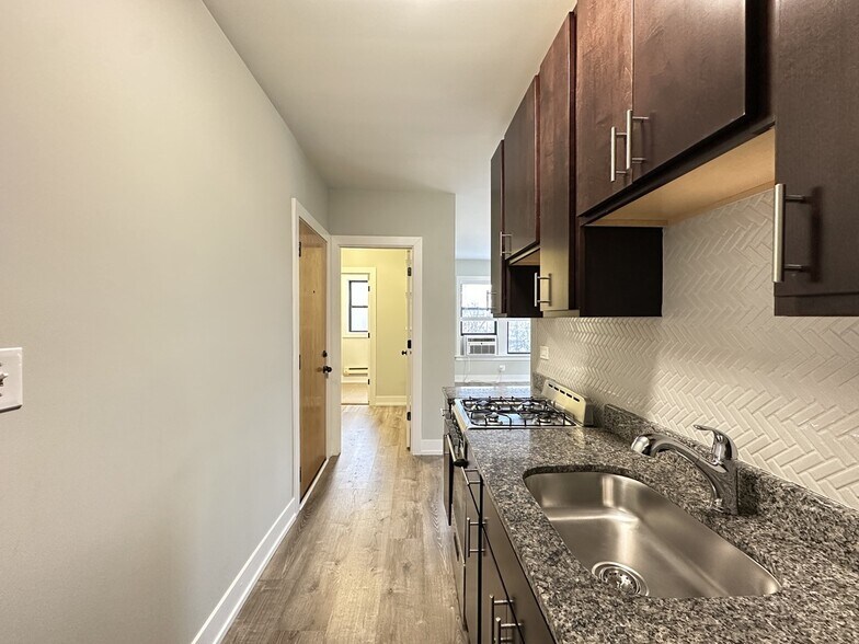 Building Photo - 712 W Brompton Ave