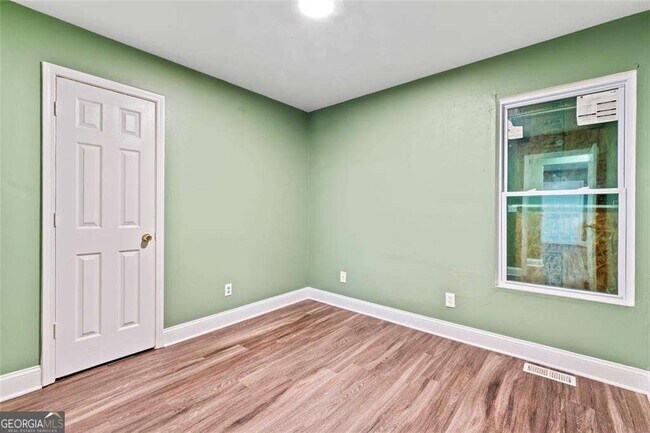 Building Photo - 930 Hall St NW