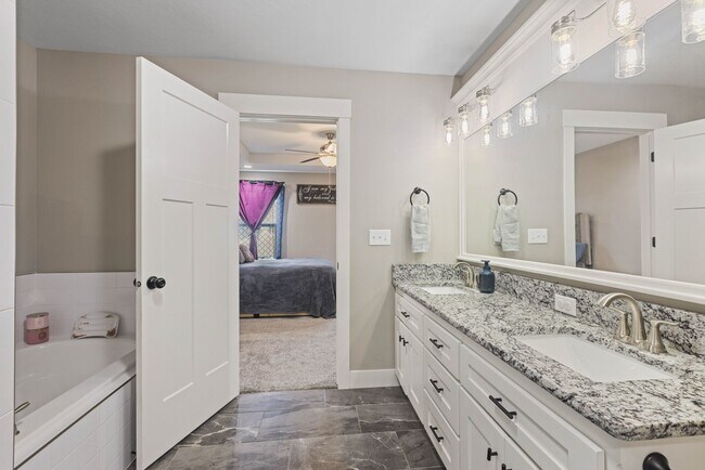 Building Photo - Partially furnished Twin home in Rigby