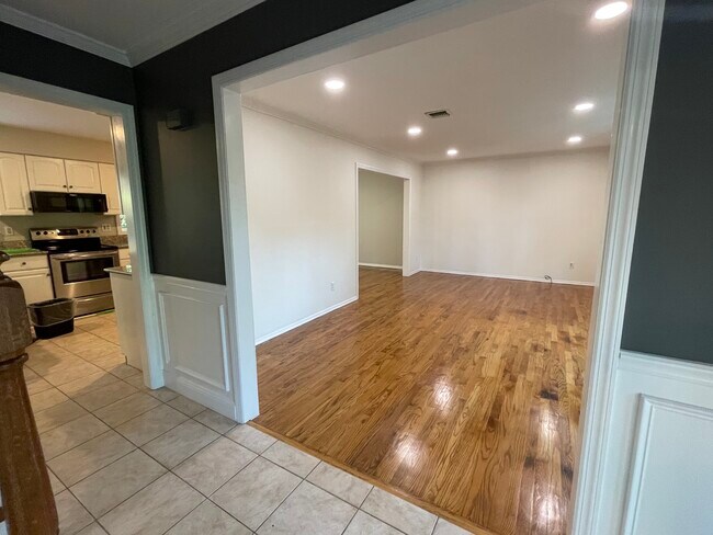 Building Photo - 33 Pilgrim Dr