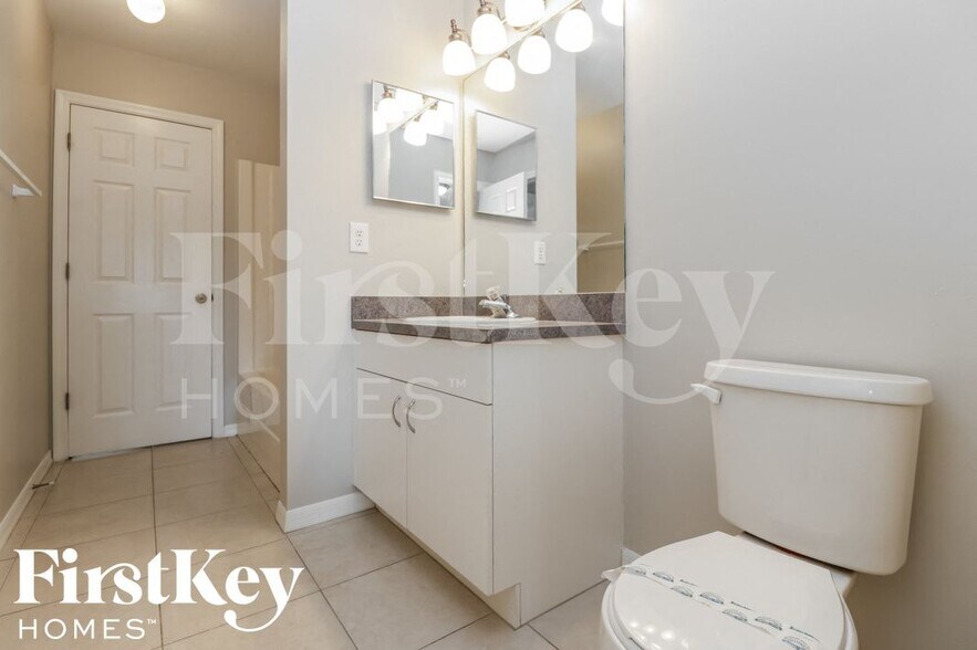 Building Photo - 1302 SW 35th St