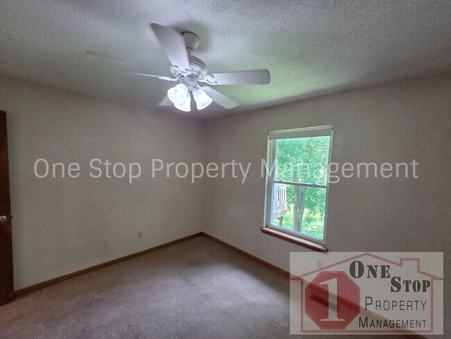 Building Photo - Spacious 3 bedroom, 2 bathroom duplex in Kansas City North!