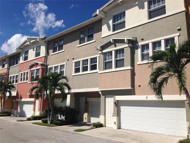 Building Photo - 690 Amador Ln