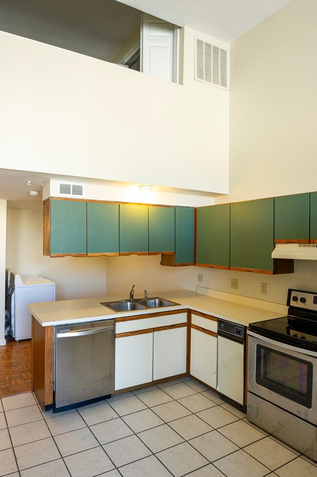 Building Photo - 204 N Walnut St