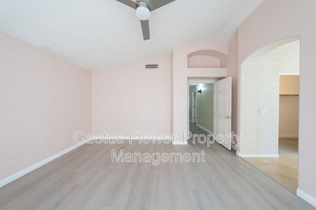 Building Photo - 970 N Willow St