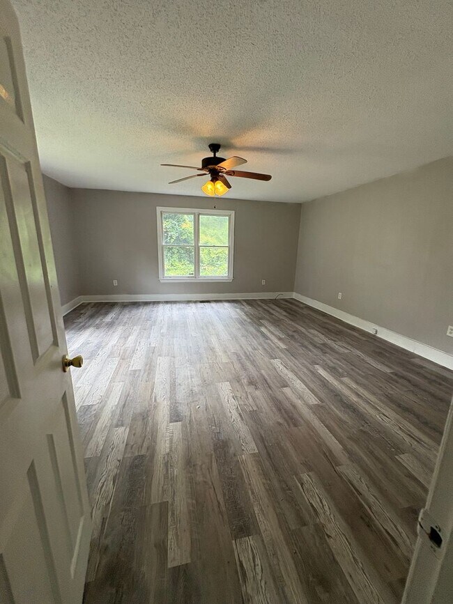 Building Photo - Lovely 3 Bedroom 2 Bath Home in Spartanburg