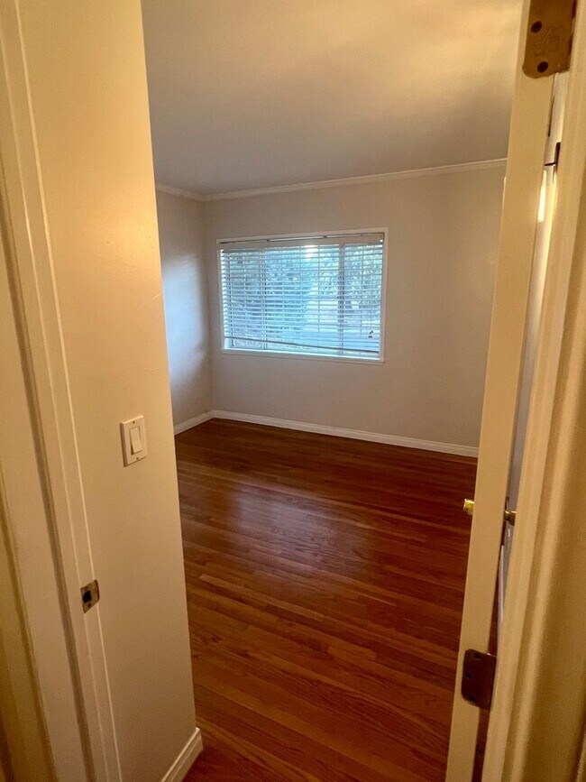 Building Photo - Spacious 3 Bedroom House with Private Gara...