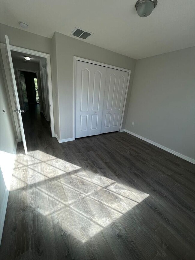 Building Photo - Beautiful Townhouse