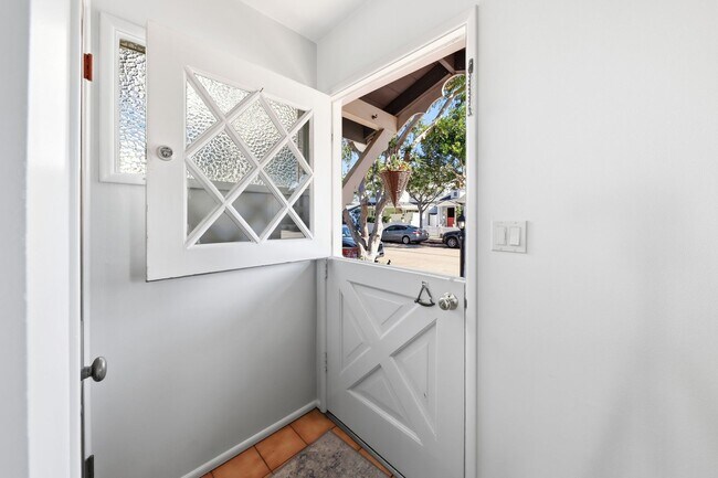Building Photo - Furnished Balboa Peninsula Point Cottage Home | Available November 1st – April 30th
