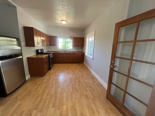 Kitchen wide - 411 Isabel St
