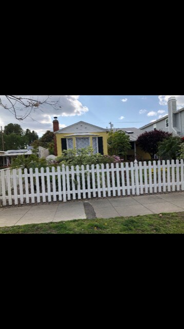 Building Photo - 4715 Camellia Ave