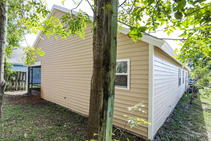 Building Photo - 585 Conure St