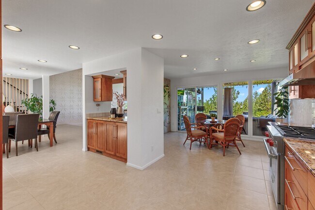 Building Photo - Beautifully Remodeled Execute Home - Parti...