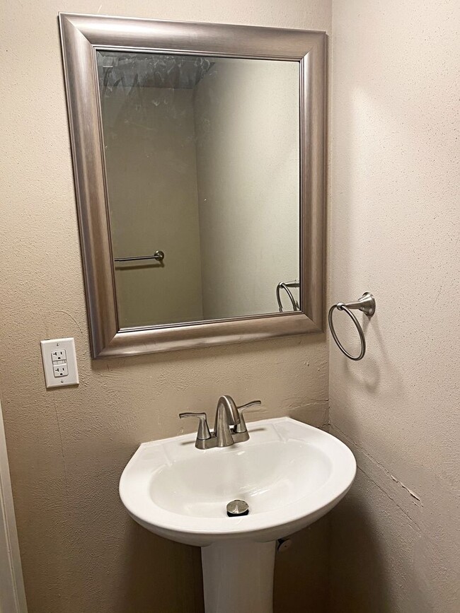 Building Photo - 8674 Glen Meadow Ln