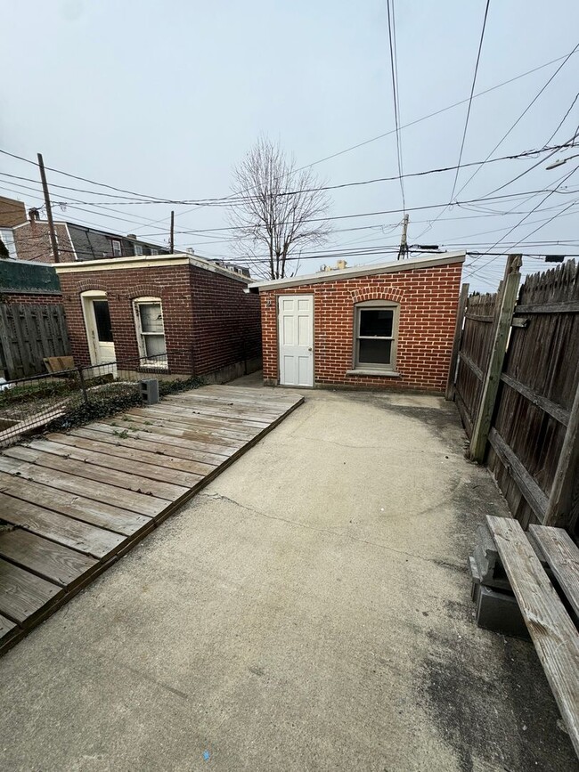 Building Photo - LARGE FIVE BEDROOM ROW HOME