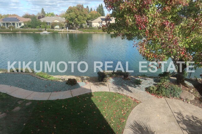 Building Photo - Lakefront 4 bedroom, 3 bath, 3 car  in the Lakeside Community