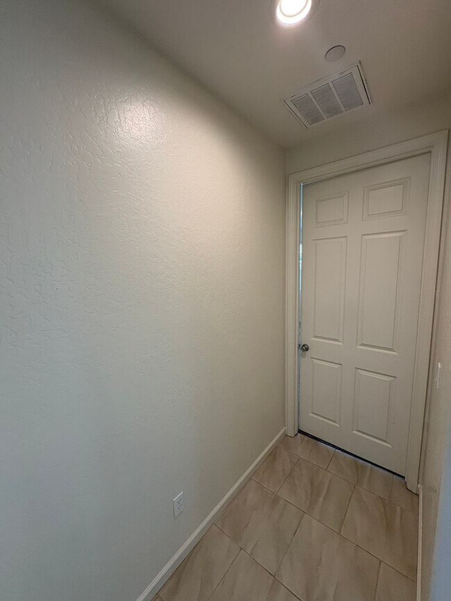 Building Photo - Comfortable NW Visalia Home Rent Ready!