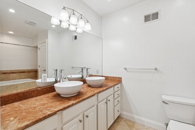 Building Photo - Beautiful 3 bedroom house with Private bac...