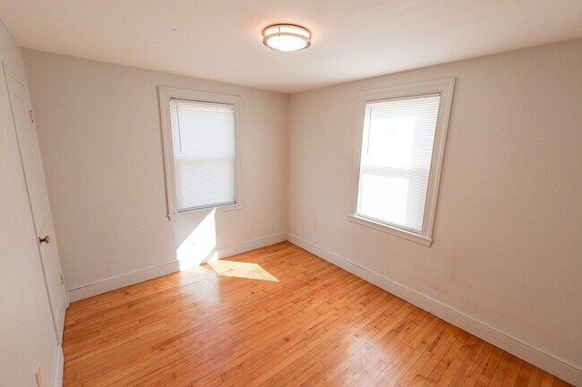 Building Photo - 15 Ridgeview Ave