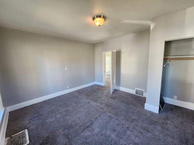 Building Photo - 4 bed 1 bath house