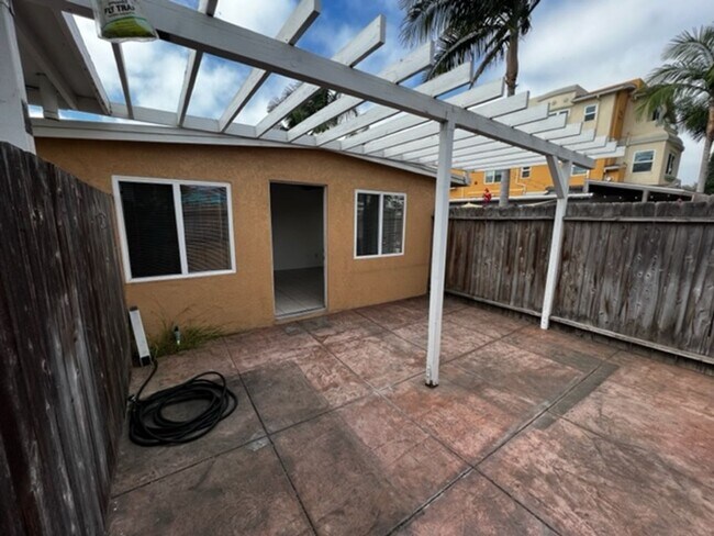 Primary Photo - 2039-2043 Grand Avenue