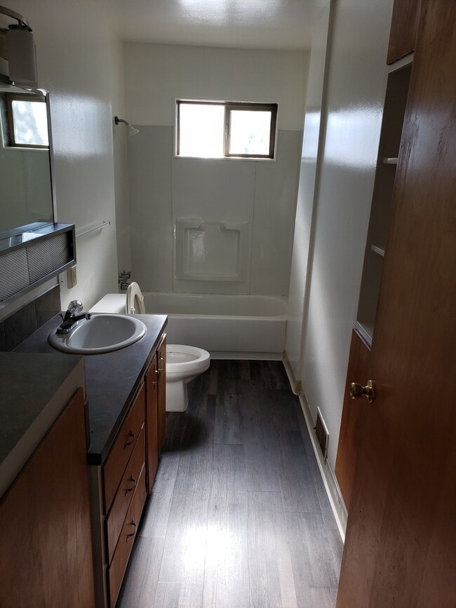 Building Photo - Spacious Duplex - 8 Minute Drive to Boise ...