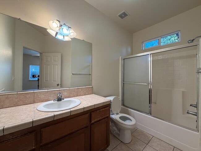 Building Photo - 4723 W Clinton Ave