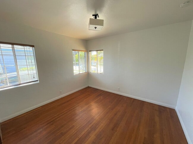Building Photo - Midtown Ventura Bungalow