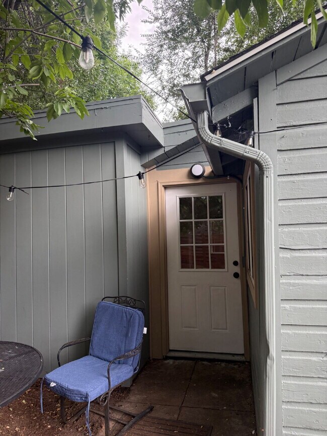 Building Photo - Beautiful and cozy 3 Bedroom 1 Bathroom Ho...