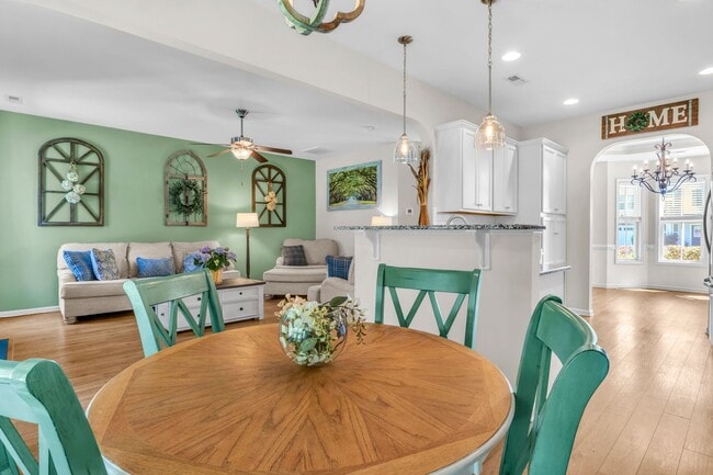 Building Photo - 4 bedroom 2.5 bathroom home close to beaches, shopping, and Marine Corps Bases.
