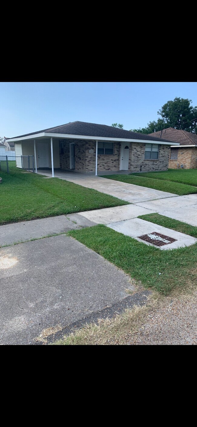 Building Photo - 1226 Gaudet Dr