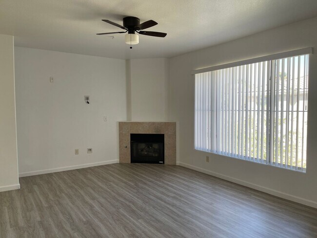 Building Photo - MOVE IN READY! 3 BEDROOM- GUARD GATED COMM...