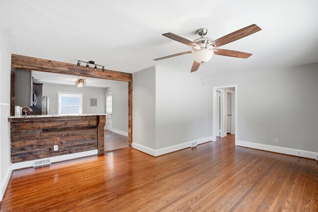 Building Photo - Move-in Ready 3 Bedroom Ranch Home in Eastway Park