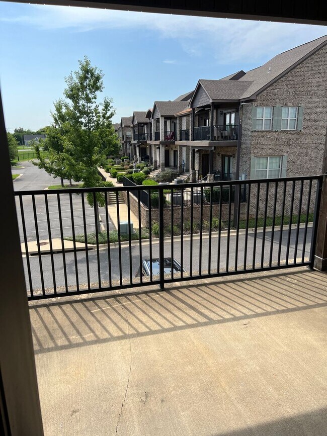 Building Photo - August 2026 - July 2027!!  3 BR 3 BA townhome 1 mile from UA campus