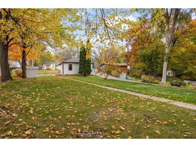 Building Photo - 2331 W Medicine Lake Dr