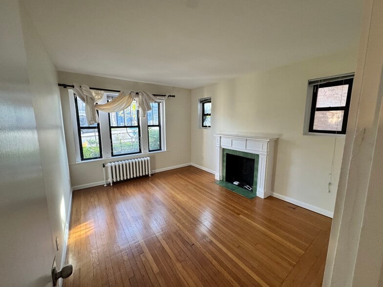 Building Photo - 452 Park Dr