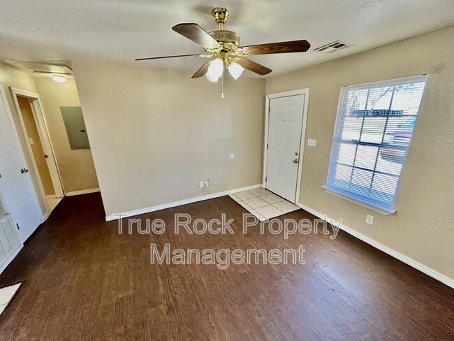 Building Photo - 218 E 14th St